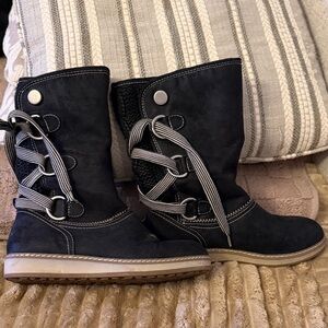 White Mountain Black Winter Boots with Striped Lace